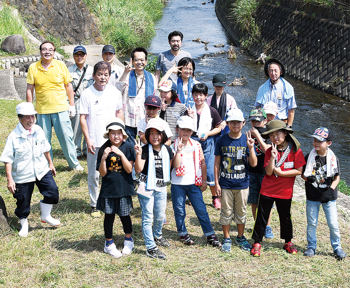 護岸清掃で協力