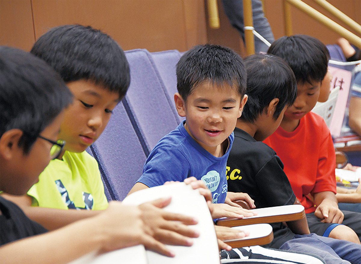 議場でプロジェクションマッピング