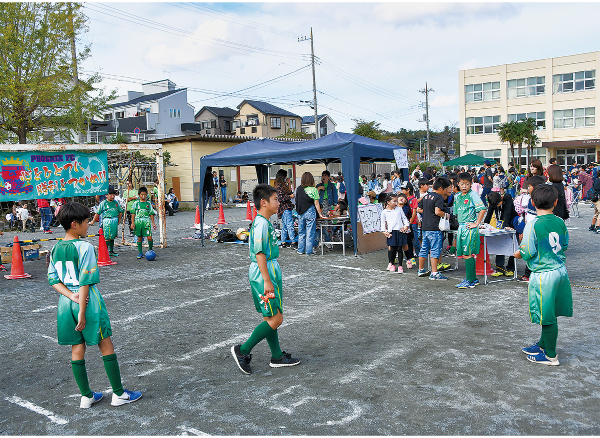 校庭で地域交流