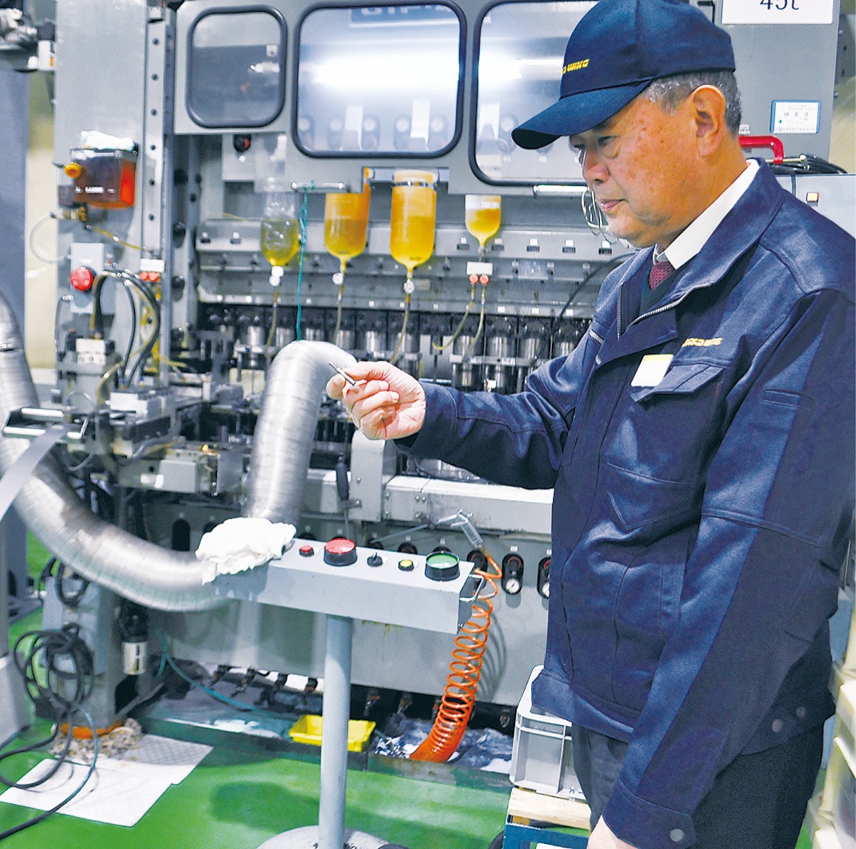 製品をチェックする野口社長