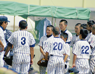 松川監督（左端）の指示に聞き入る選手たち