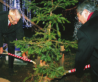 モミの木を植樹する大使と大矢村長