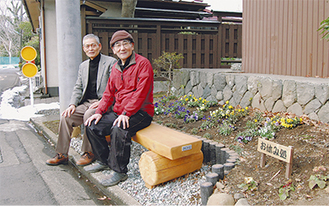 諏訪部代表（左）と昨年11月にベンチを寄贈した梅沢さん