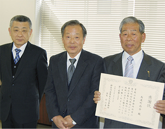 馬渡町内会の佐藤さん（中央）、小倉さん（右）