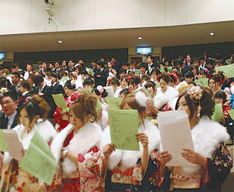 晴着姿の若者が集う愛川町の成人式会場の様子（昨年）