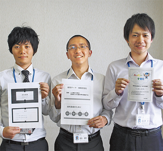 自主研究でグループリーダーを務めた足立原渉さん（右）、冨田和寿さん（中央）、宮崎宏規さん（左）