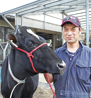 篠崎さんと入賞した乳牛