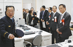 職員から施設の説明を受ける大矢村長と黒岩知事