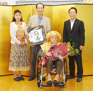 小林さん（中央）のご家族と小野澤町長