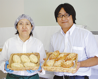 ランキング首位のカレーパンを手にする亀山さん（右）。スタッフ自慢の富良野メロンパンも人気上昇中