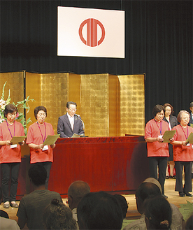 小野澤町長をはじめ会場全体で「愛川健康のまち宣言」を読み上げた