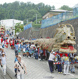 地域の子どもたちも協力して村内を練り歩く青龍パレード