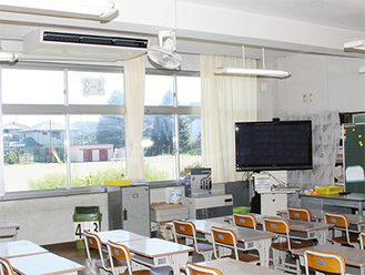 教室に設置されたエアコン（左上）