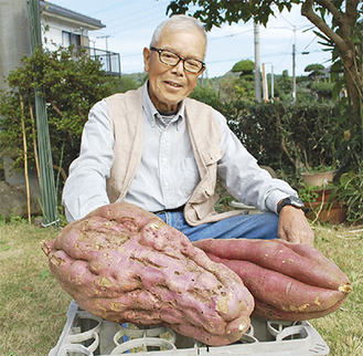 小俣さんと５kg・３kgのサツマイモ