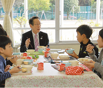児童と昼食を食べる小野澤町長（田代小学校）