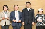 左から横澤久美子さん、横澤晟さん、佐藤教育長、小野寺さん