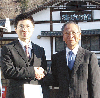 實方さん（左）と大矢明夫村長