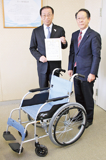 渡邉善憲専務取締役（左）から寄贈を受ける小野澤豊町長