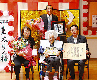重本さん（中央）の家族と小野澤町長