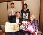中丸さん（前列右）の家族と小野澤町長
