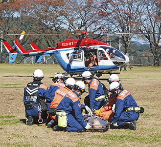 町消防と川崎市消防局航空隊の合同訓練の様子