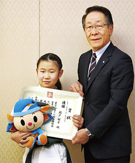 小野澤町長に優勝を報告した関戸さん（左）