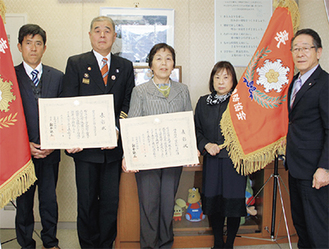 町役場での報告の記念撮影。写真左から小島副団長、鈴木団長、荻田代表、花上さん、小野澤町長