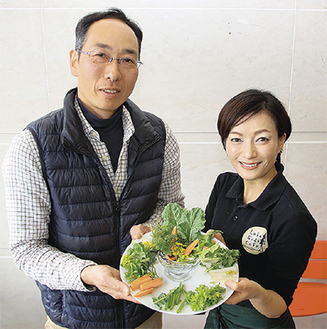 野菜を提供する田村さん（左）とメニューを開発した浅見さん（右）