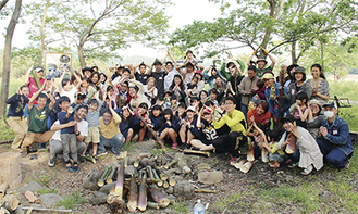 竹三昧の１日を満喫した参加者たち。ＳＮＳなどで繋がり、県内外から多彩な顔ぶれが集った