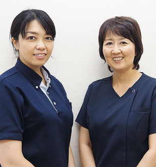 「ライフステージに合わせて、働き方は選べる」。凛々しい表情の鈴木さん（左）と「仕事の経験を繋いでほしい」と伊藤玲子看護部長。