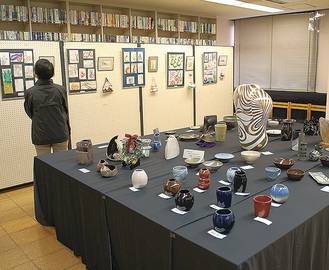 陶芸や絵手紙の展示