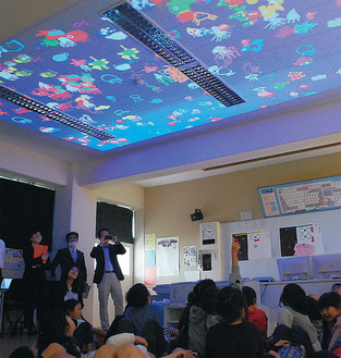 天井のデジタル水族館に児童たちも大喜び