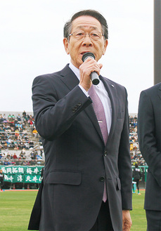 観衆の前であいさつに立つ小野澤町長