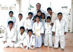 贈られた柔道着で練習に励むペルーの子どもたち