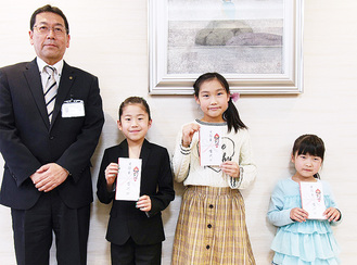 写真左から山田教育次長、田中さん、松田さん、齋藤さん