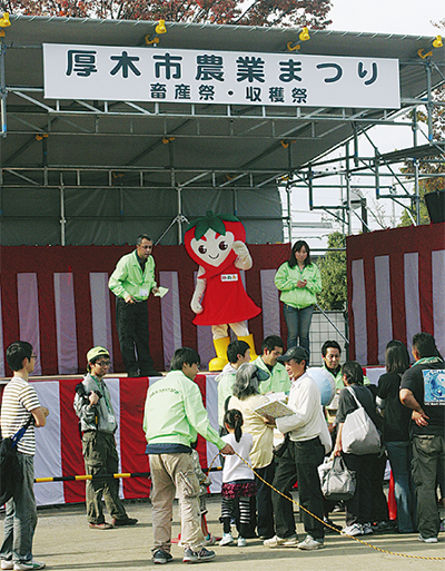 家族連れなどで賑わう