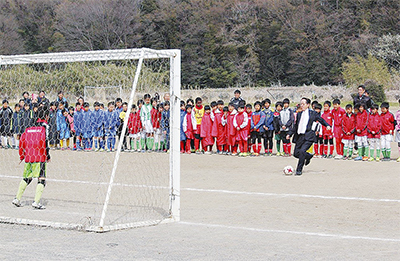 少年たちがサッカーで交流