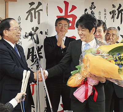 義家氏が小選挙区制す