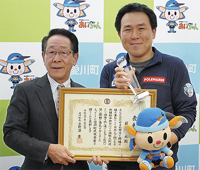 荻田泰永さんに町民栄誉賞