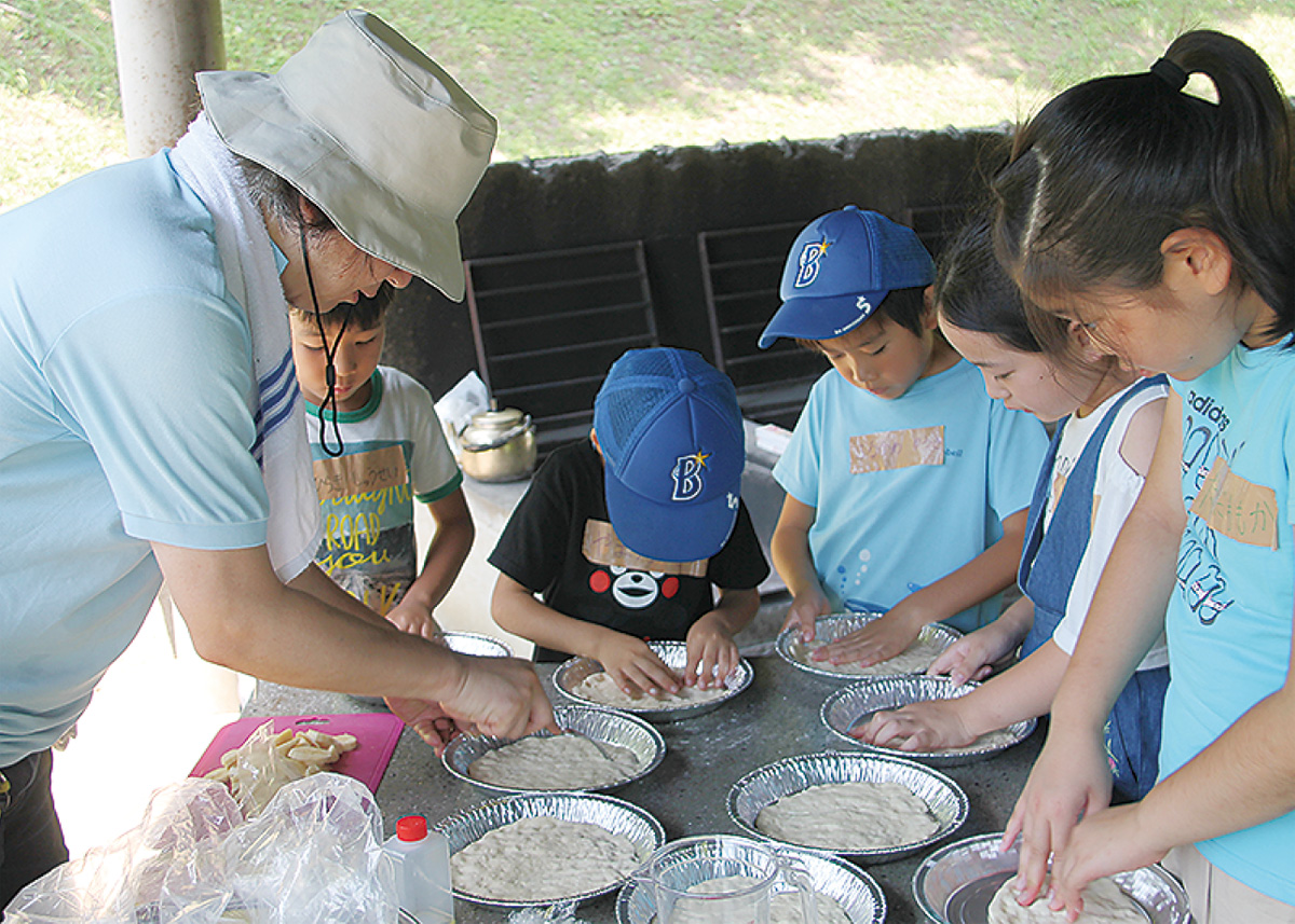 夏の野外でピザ作り