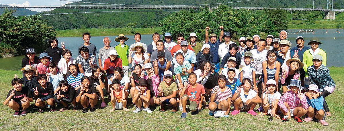 湖上で親睦深める