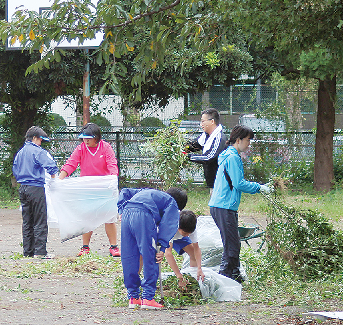 全員一丸で校庭清掃