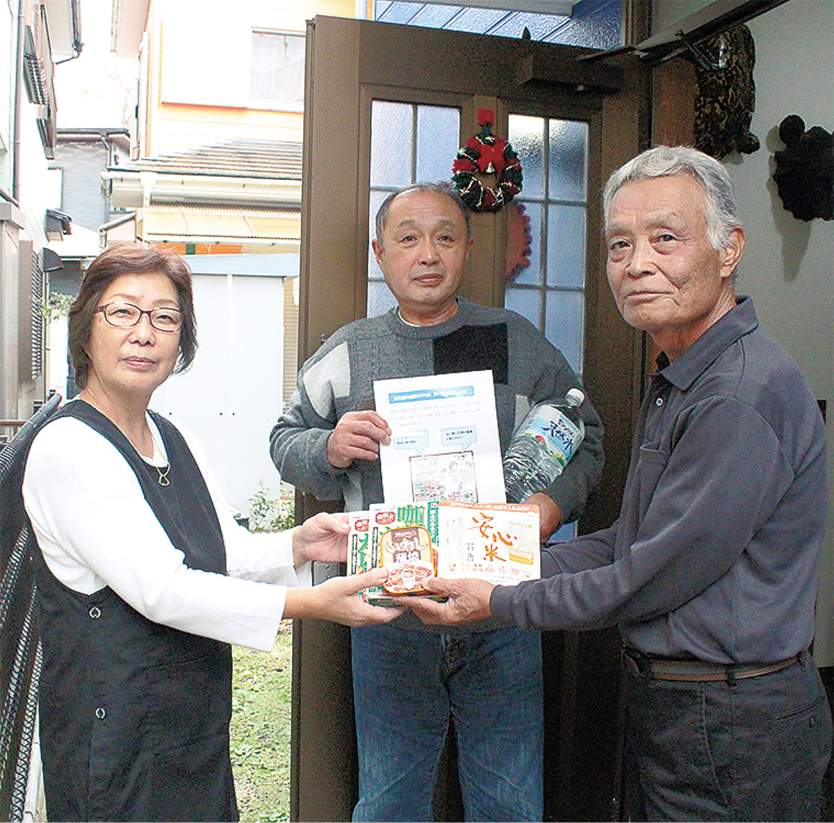 693世帯に非常食配布