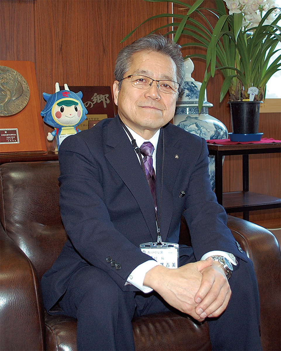 岩澤村長が初登庁