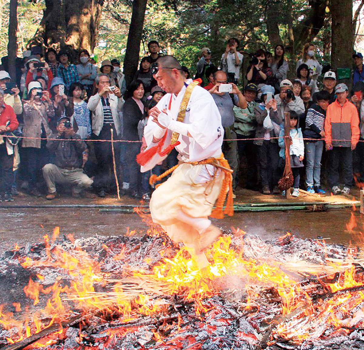八菅神社で火渡り
