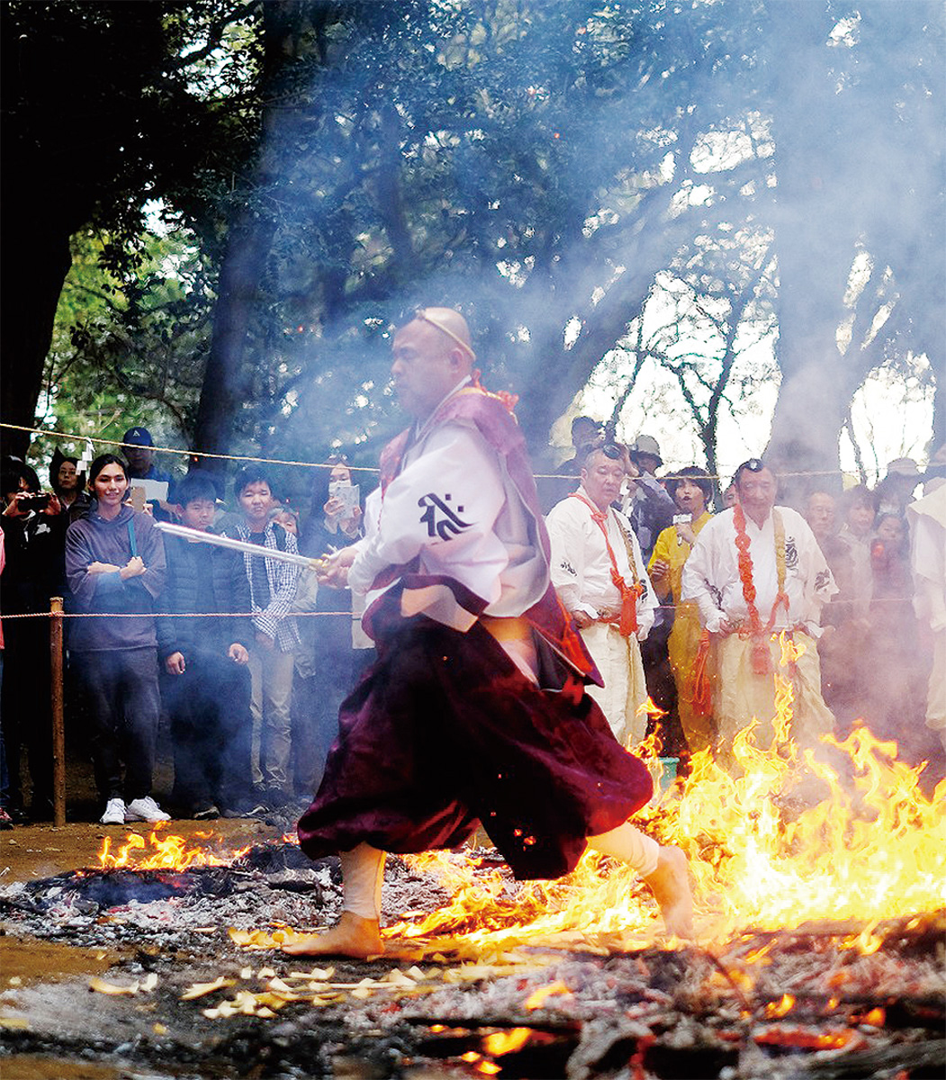 息をのむ火渡り