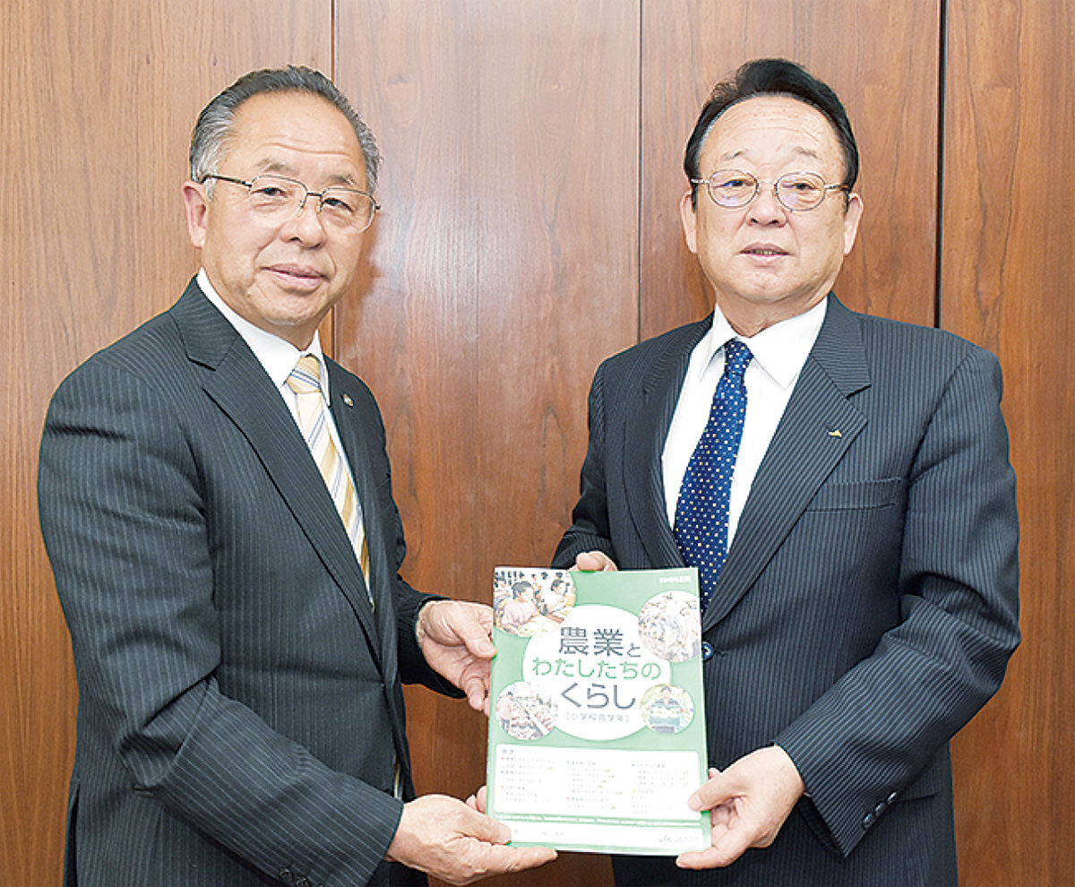 教材本を村に寄贈