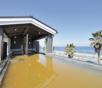 東京湾を望む屋上の露天風呂、鉄分を含むため湯の色は茶色