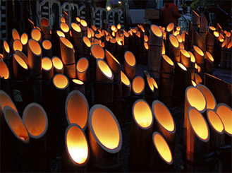 「三浦竹友の会」が手掛けた竹灯篭に、会津若松名産のろうそくを入れて点灯する（写真は別のイベントでの風景）