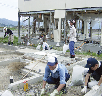 写真提供：横須賀市社会福祉協議会大きな瓦礫を撤去した後のこうした細かな作業がボランティアの役割。「家主さんの差し入れやお礼の言葉に恐縮してしまった」と参加者